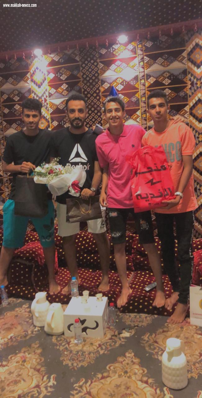 فريق شباب السلامة يحتفلون بزميلهم الفقيه بمناسبة انتقاله لنادي الشباب السعودي