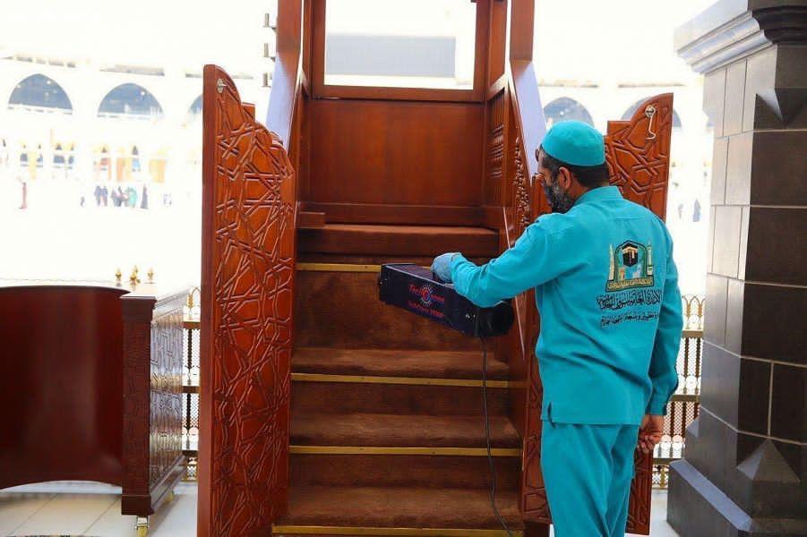 (تجهيز منبر خطبة الجمعة في المسجد الحرام وفق إجراءات احترازية)