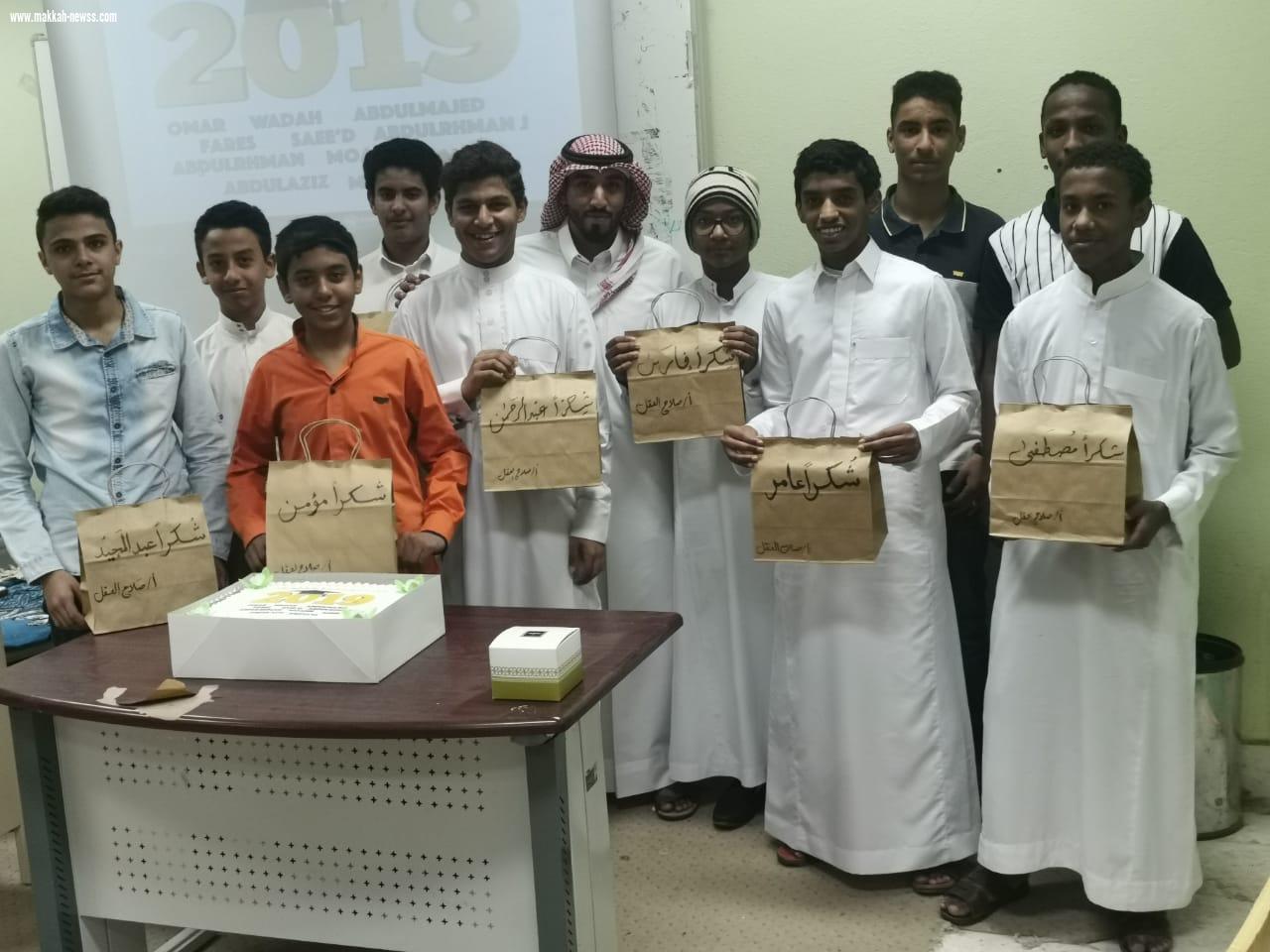 تكريم الطلاب الخريجين المتميزين  بمدرسة عمر بن الخطاب 