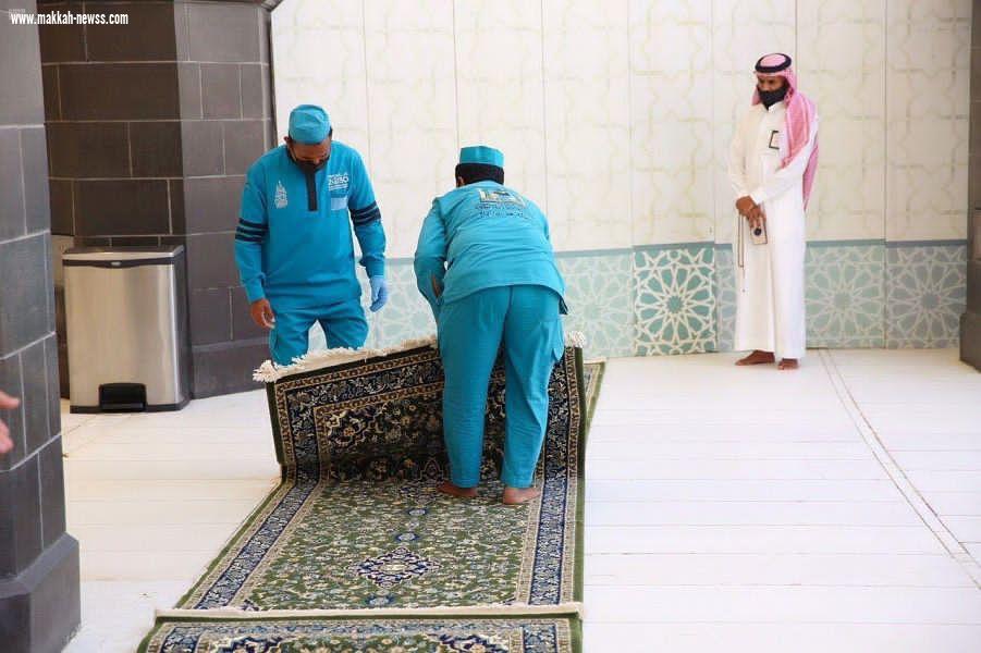 (تجهيز منبر خطبة الجمعة في المسجد الحرام وفق إجراءات احترازية)