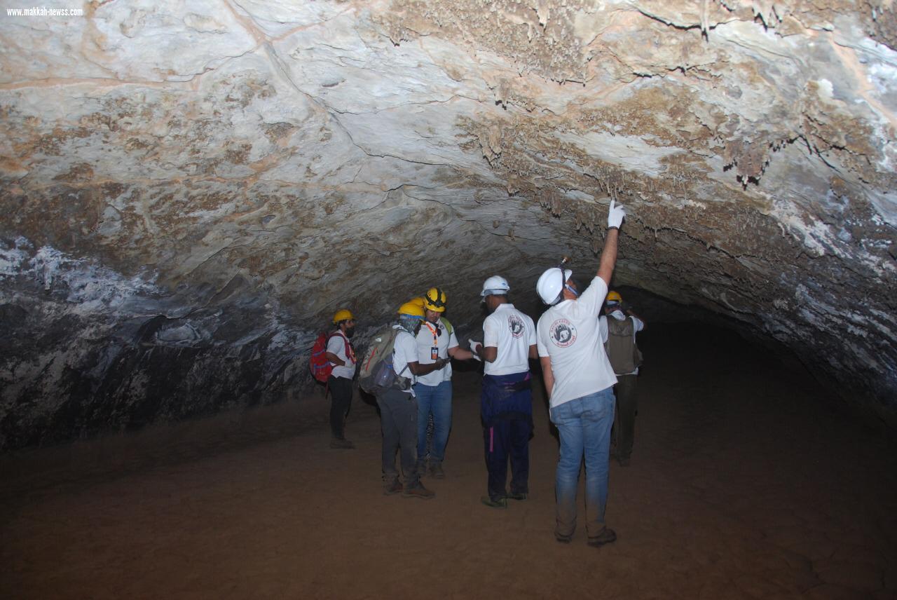 أكثر من 20 مرشدا ومرشدة من فريق كهوف السعودية ينفذون رحلة استكشافية لكهف ماكر الشياهين شمال المدينة المنورة