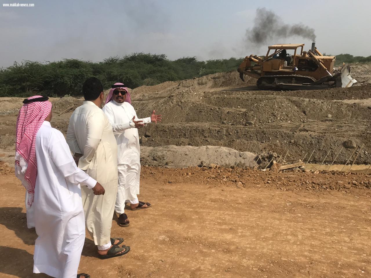 محافظ بيش يقف على ردم المستنقع المائي بعد خروجه من طوارئ بيش