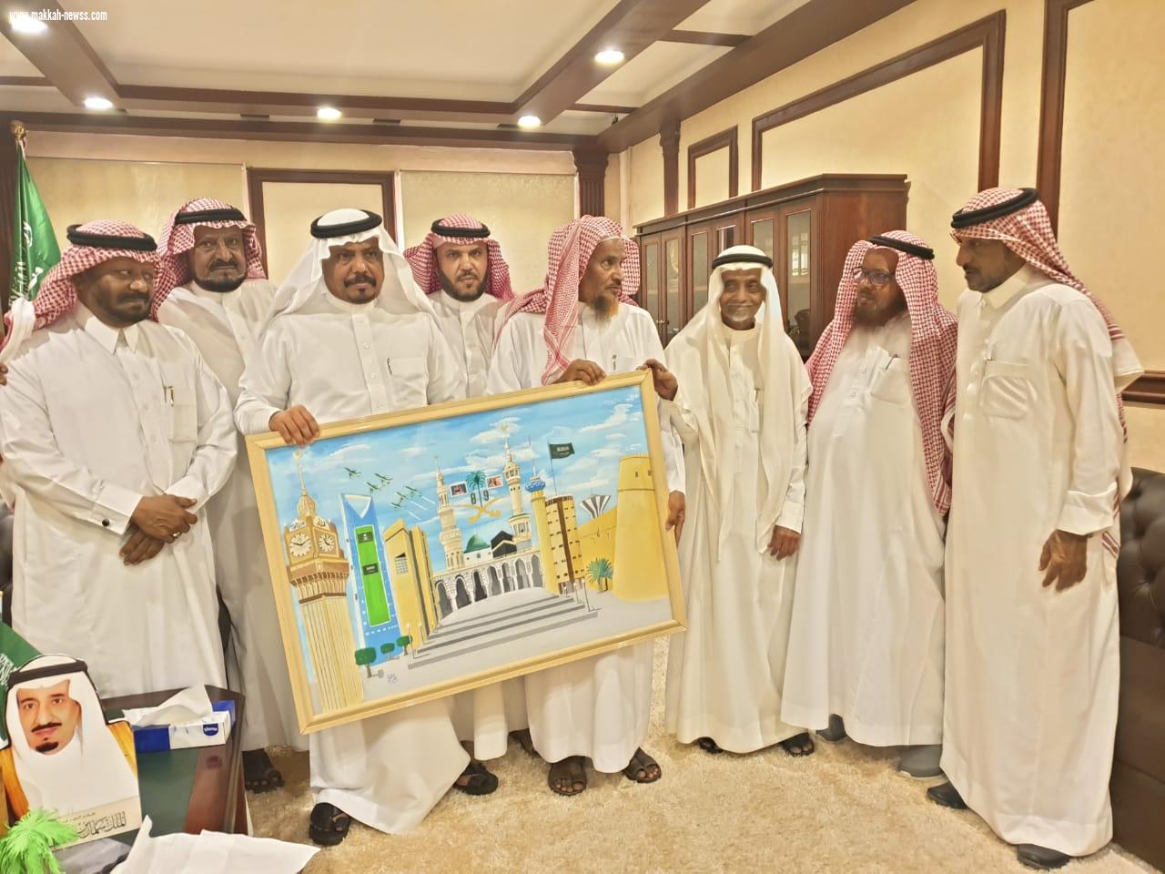 الرسام التشكيلي  قالب الدلح يهدي محافظ بيش رسمة «مسيرة وطن»