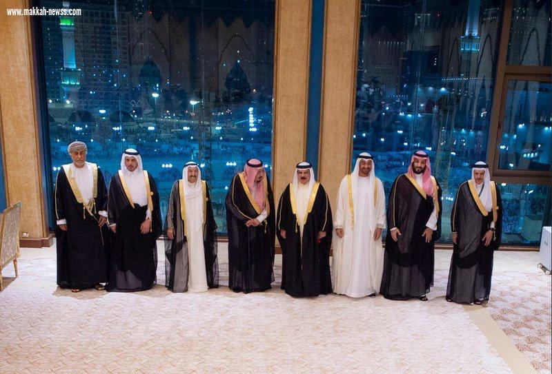 وكأنها تنطق.. صورة معبرة من أمام الحرم المكي تجمع قادة الخليج