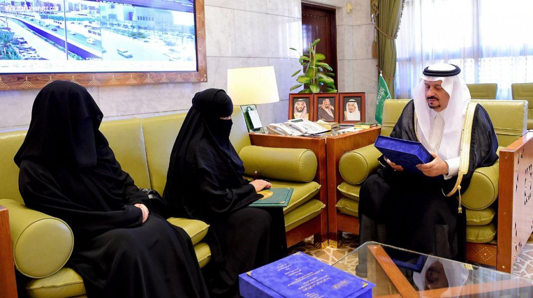 سمو أمير منطقة الرياض يستقبل نجلاء العتيبي وشريفة المطيري لحصولهن على جائزة الملك سلمان للدراسات العليا
