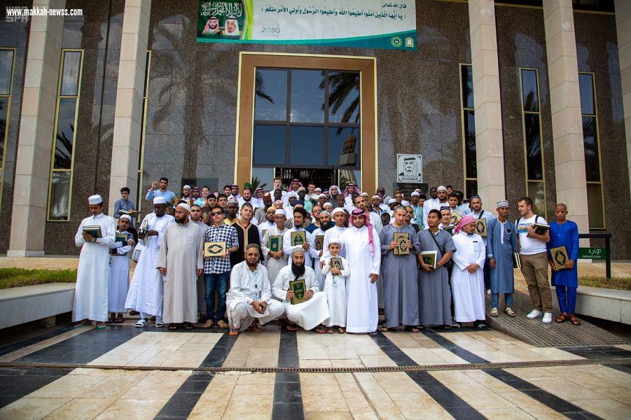 المشاركون في مسابقة الملك عبدالعزيز الدولية يزورون مجمع الملك فهد لطباعة المصحف