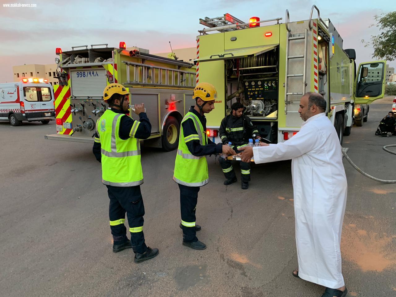 مواطن يقدم وجبة الإفطار لرجال الدفاع المدني بتبوك*