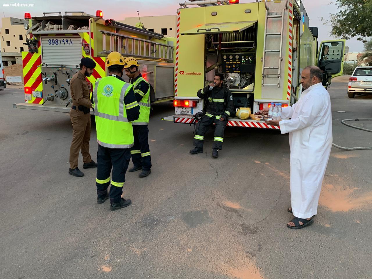 مواطن يقدم وجبة الإفطار لرجال الدفاع المدني بتبوك*