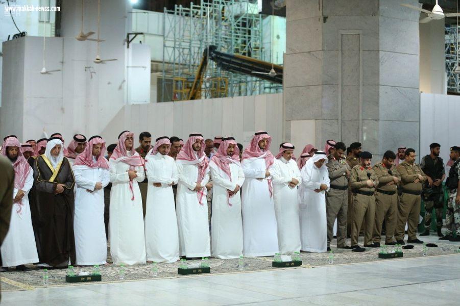 سمو أمير منطقة مكة المكرمة يؤدي صلاة الميت على والدة الأمير بندر بن سلطان 