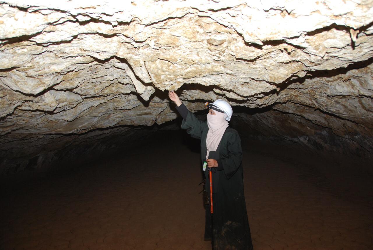أكثر من 20 مرشدا ومرشدة من فريق كهوف السعودية ينفذون رحلة استكشافية لكهف ماكر الشياهين شمال المدينة المنورة