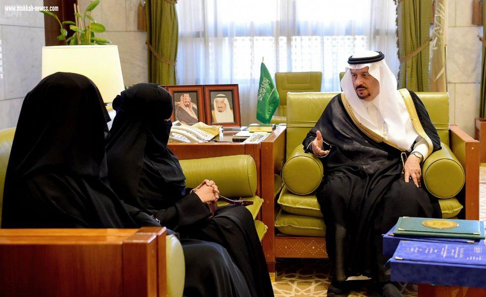 سمو أمير منطقة الرياض يستقبل نجلاء العتيبي وشريفة المطيري لحصولهن على جائزة الملك سلمان للدراسات العليا