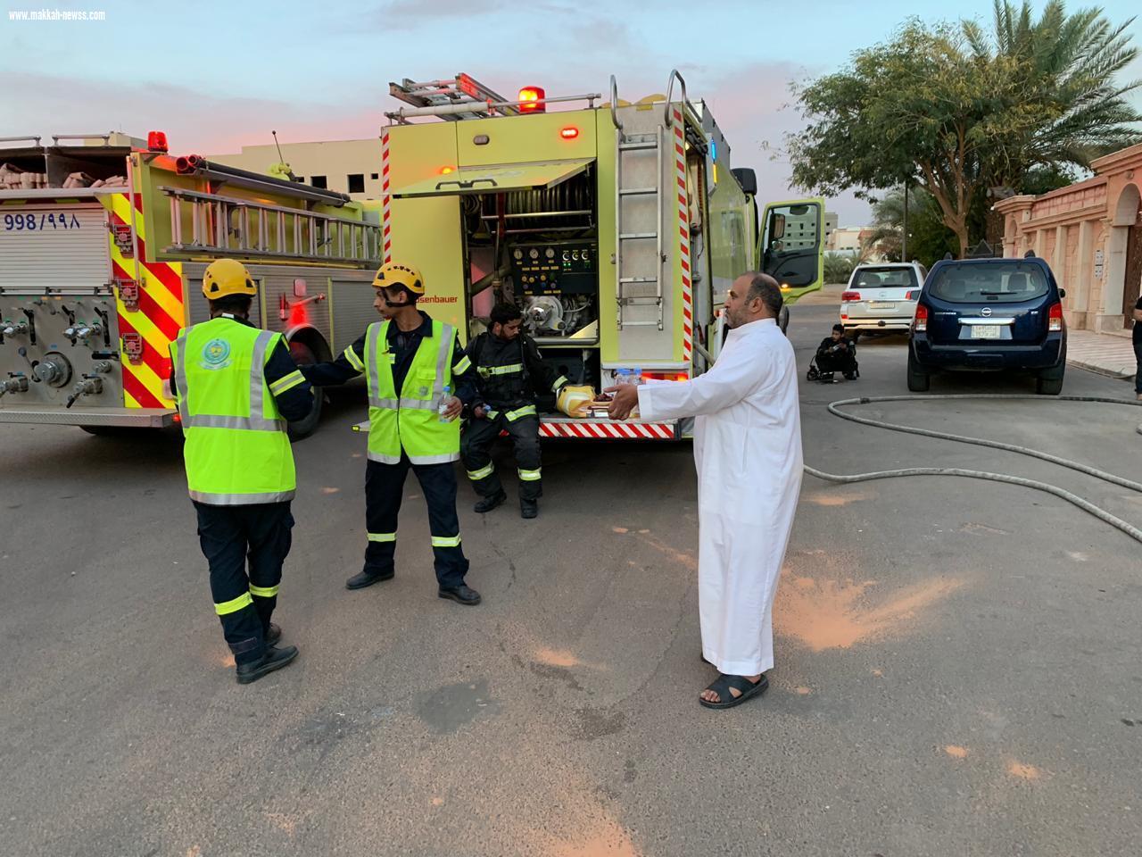 مواطن يقدم وجبة الإفطار لرجال الدفاع المدني بتبوك*