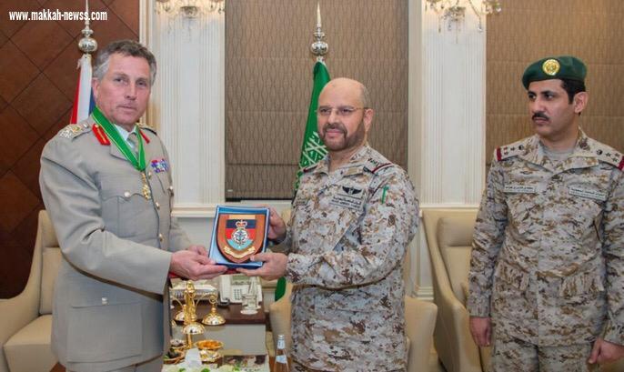 الفريق الرويلي يقلد رئيس أركان الدفاع البريطاني وسام الملك عبدالعزيز من الدرجة الممتازة.     