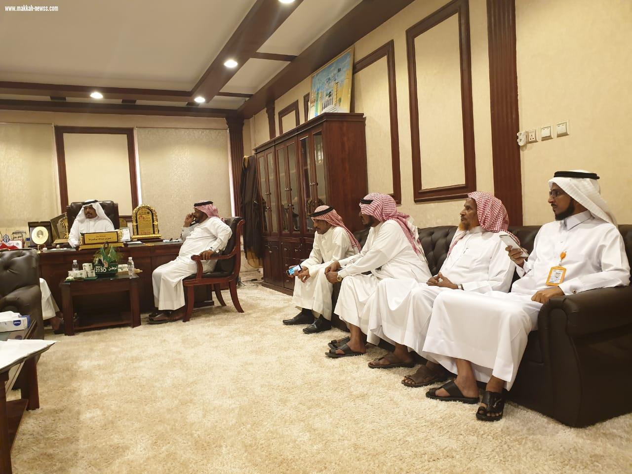 الرسام التشكيلي  قالب الدلح يهدي محافظ بيش رسمة «مسيرة وطن»