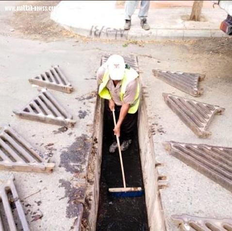 بلدية جنوب مكة الفرعية تنفذ حملة لصيانة الطرق وتنظيف مناهيل قنوات تصريف مياه الأمطار