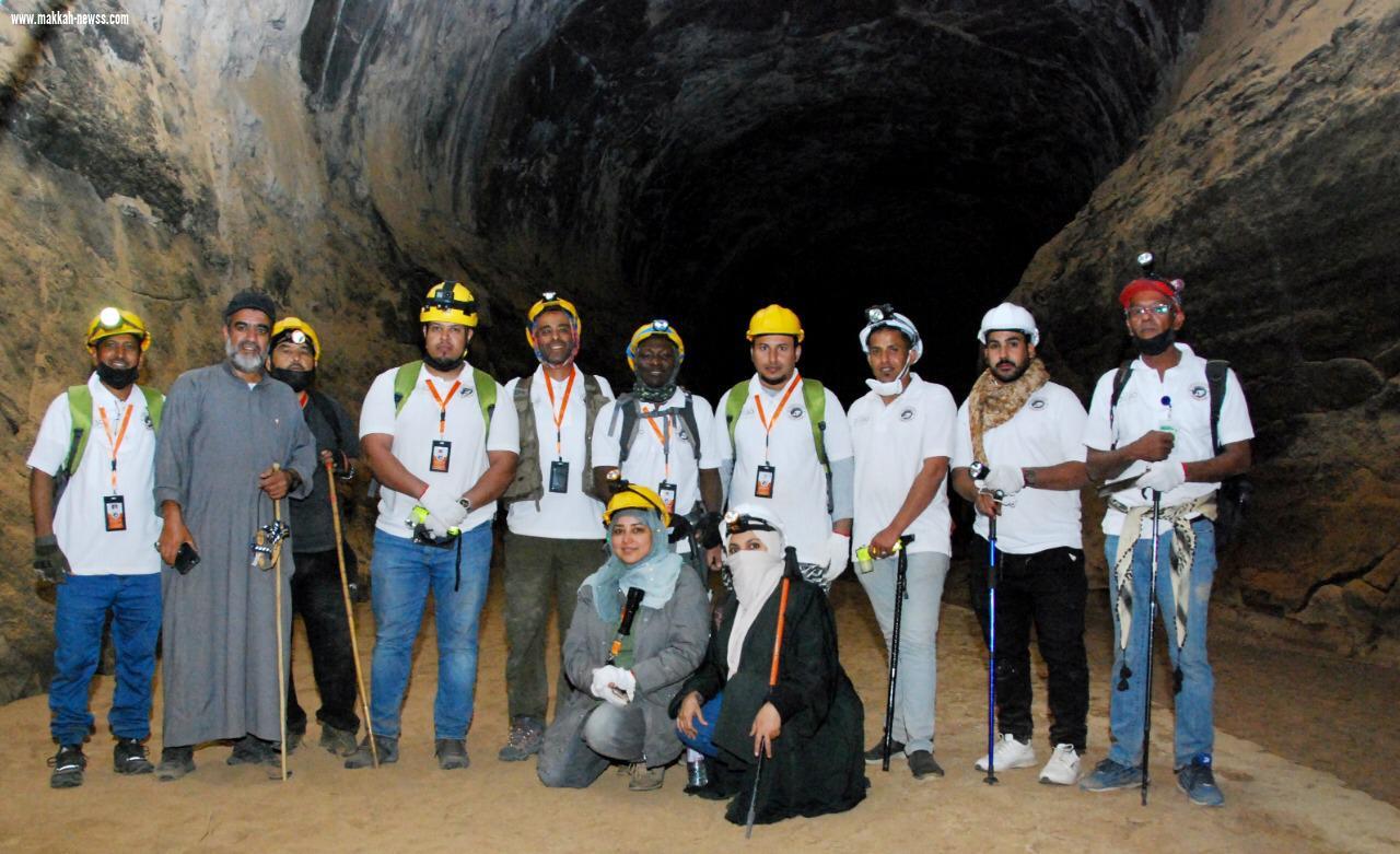 أكثر من 20 مرشدا ومرشدة من فريق كهوف السعودية ينفذون رحلة استكشافية لكهف ماكر الشياهين شمال المدينة المنورة