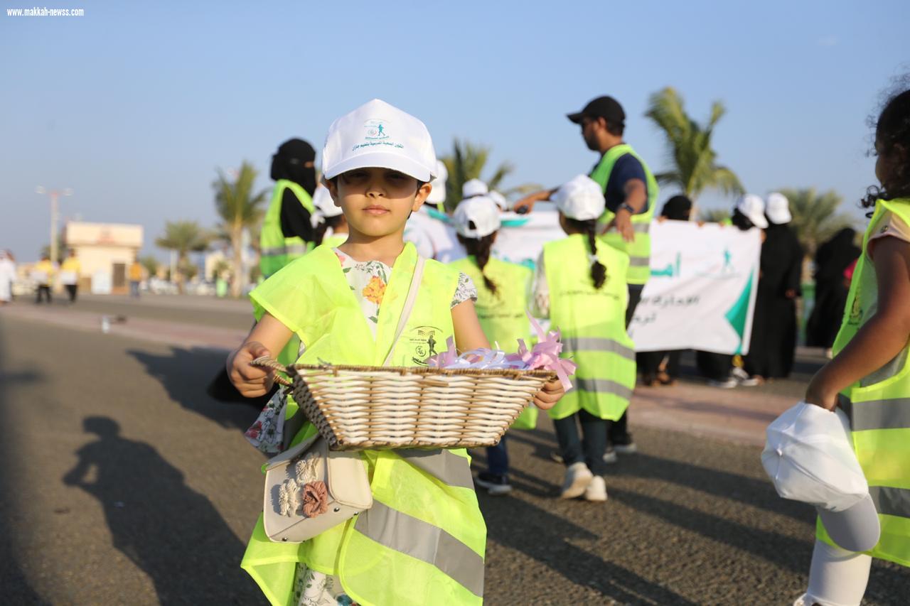 يتقدمهم مدير التعليم والقيادات التربوية وطلاب وطالبات المنطقة     ( فعالية 