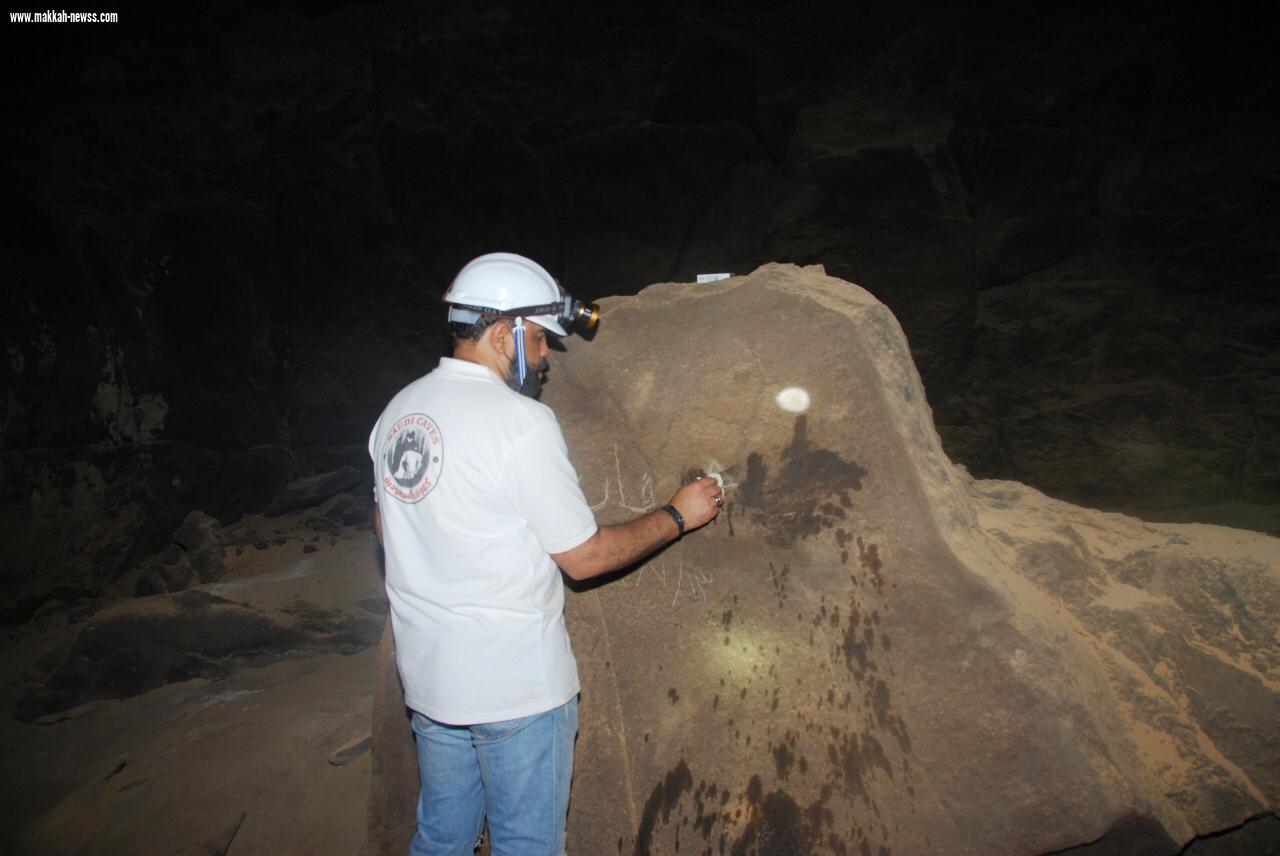 أكثر من 20 مرشدا ومرشدة من فريق كهوف السعودية ينفذون رحلة استكشافية لكهف ماكر الشياهين شمال المدينة المنورة