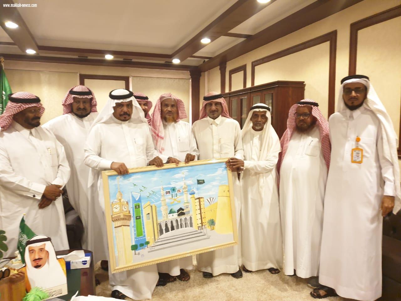 الرسام التشكيلي  قالب الدلح يهدي محافظ بيش رسمة «مسيرة وطن»