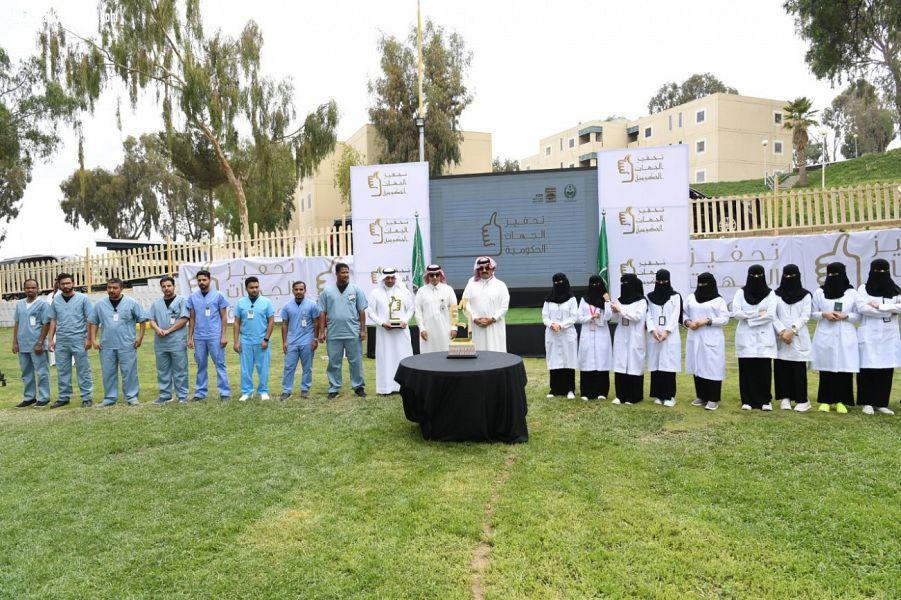 سمو أمير منطقة عسير يتوج مستشفى بللسمر العام بجائزة التميز الحكومي
