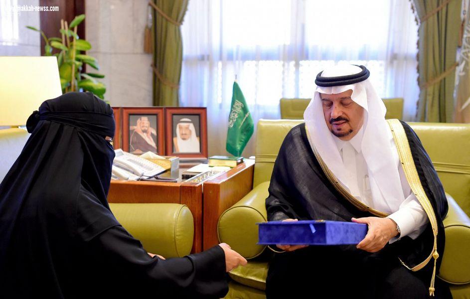 سمو أمير منطقة الرياض يستقبل نجلاء العتيبي وشريفة المطيري لحصولهن على جائزة الملك سلمان للدراسات العليا
