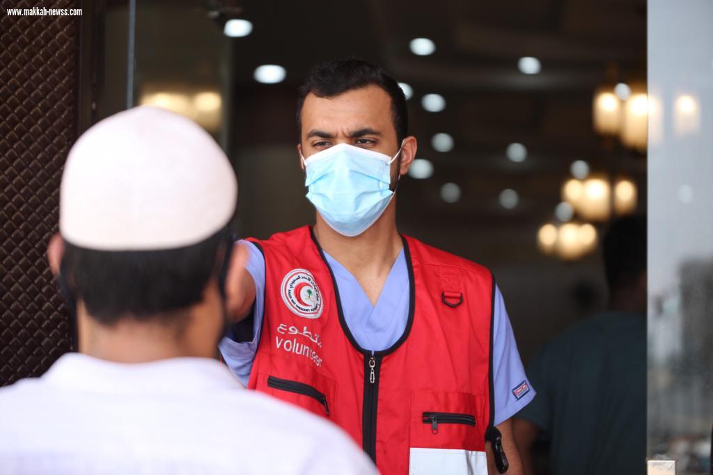 متطوعي الهلال الأحمر بجازان يقيمون نقاط فرز بصري ببعض جوامع المنطقة لمواجهة فيروس كورونا 