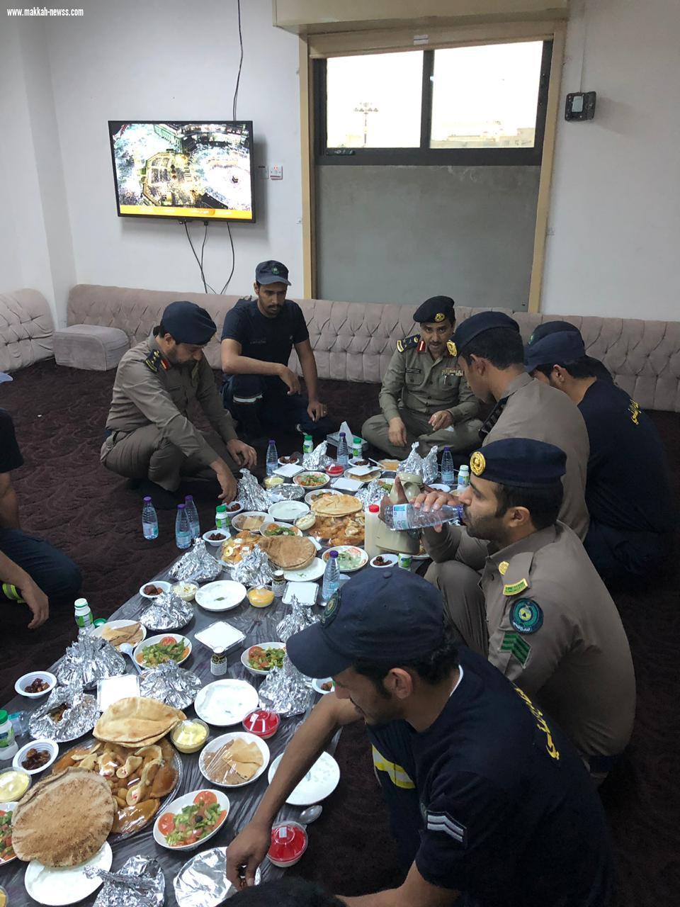 مدير مدني تبوك يشارك المراكز الميدانية وجبة افطار رمضان 