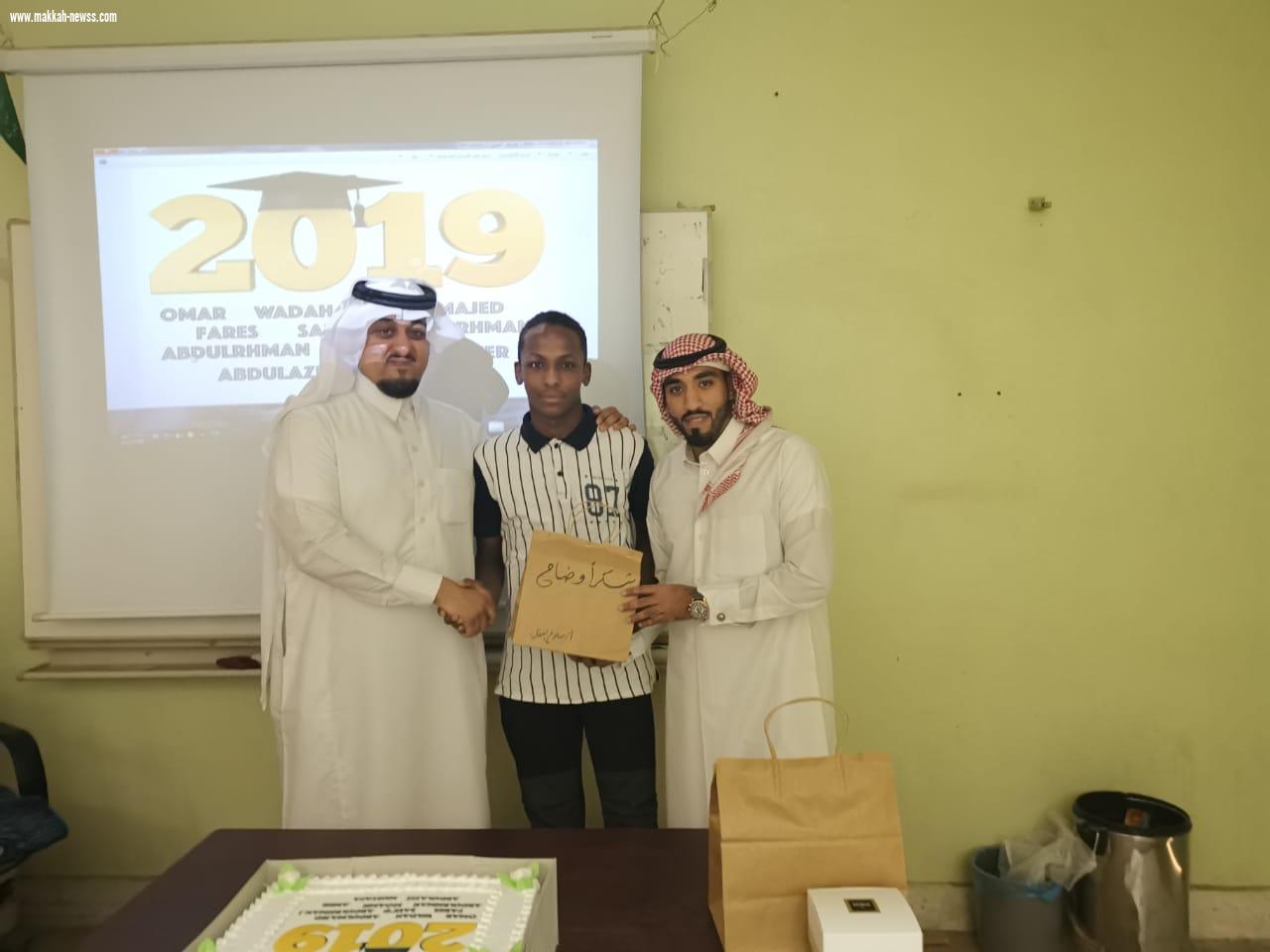 تكريم الطلاب الخريجين المتميزين  بمدرسة عمر بن الخطاب 