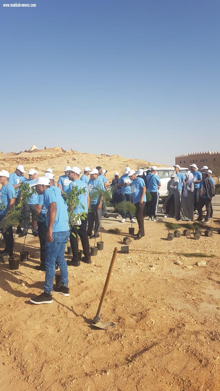 منسوبي فندق حياة ريجنسي يشاركون في مبادرة الحزام الأخضر