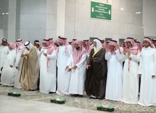 سمو أمير منطقة مكة المكرمة يؤدي صلاة الميت على والدة الأمير بندر بن سلطان 