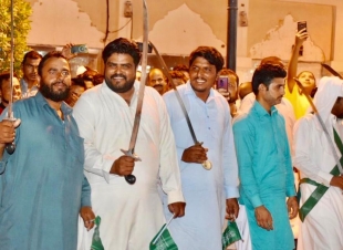 الجاليات يؤدون العرضة بطريقتهم الخاصة احتفالا باليوم الوطني بالهفوف