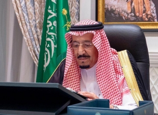 (مجلس الوزراء يعقد جلسته ـ عبر الاتصال المرئي ـ برئاسة خادم الحرمين الشريفين  )