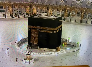 (تزينت سماء مكه وضواحيها  بغيثٍ من ربها )