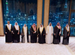 وكأنها تنطق.. صورة معبرة من أمام الحرم المكي تجمع قادة الخليج