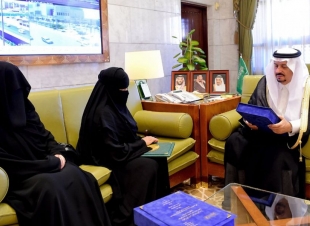 سمو أمير منطقة الرياض يستقبل نجلاء العتيبي وشريفة المطيري لحصولهن على جائزة الملك سلمان للدراسات العليا