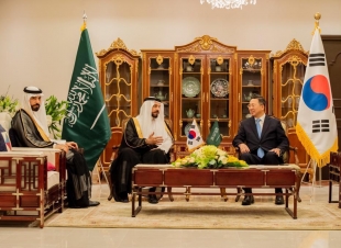 الأميرين نايف وسعود بن فواز  الشعلان يقيمان مأدبة عشاء كبرى لسعادة السفير الكوري بقصرهما العامر بالرياض