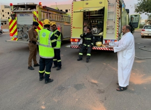 مواطن يقدم وجبة الإفطار لرجال الدفاع المدني بتبوك*