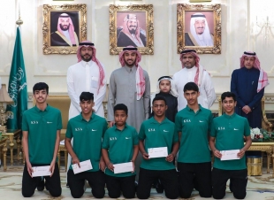 رئيس  الهيئة العامة للرياضة يكرم لاعبي منتخب كرة الطاولة