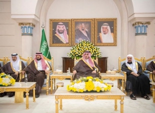 سمو أمير منطقة الجوف يستقبل الأهالي والمسؤولين بالمنطقة