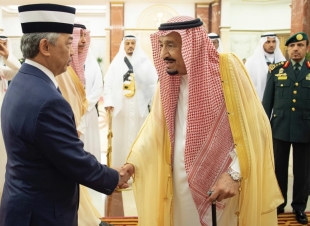 خادم الحرمين الشريفين يستقبل ملك ماليزيا