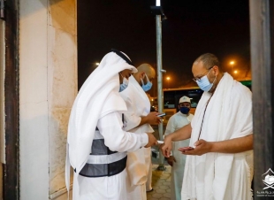 (بيت الله الحرام يرحب بضيوفه من جديد )