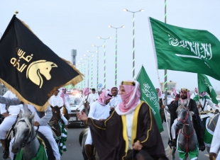 فرسان الخمره بجدة يجسدون شخصية المؤسس بمشاركة 100 فارس في مسيرة لمسة وفاء 