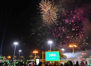 اليوم الوطني / أكثر من 700 شعلة من الألعاب النارية تنير سماء تبوك احتفاءً بيوم الوطن الـ 89