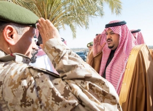 نائب أمير الرياض ينقل تعازي القيادة لأسرتي الشهيدين 