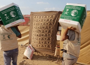 مركز الملك سلمان للإغاثة يوزع سلالاً غذائية على النازحين من صعدة إلى الجوف