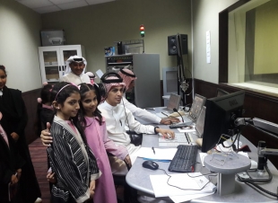 تحقيقا لرؤية المملكة ٢٠٣٠ ... ابتدائية أروى بنت أبي العاص بالعارضة تزور مبنى محطة الإذاعة والتلفزيون بجازان