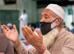 (المصلون والمعتمرون يواصلون توافدهم الى المسجد الحرام بعد انقطاع ٢١٣يوماً)