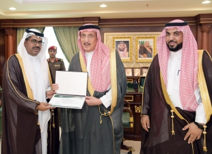 أمير منطقة جازان الأمير محمدبن ناصر بن عبدالعزيز يكرم مديرالشؤون الصحيه السابق الدكتور عبدالله أحمد نجمي