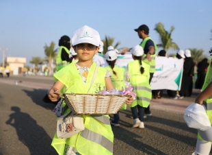 يتقدمهم مدير التعليم والقيادات التربوية وطلاب وطالبات المنطقة     ( فعالية 