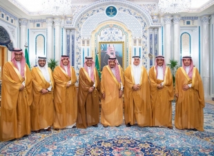 خادم الحرمين الشريفين يتسلم التقرير السنوي الخامس والخمسين لمؤسسة النقد العربي السعودي